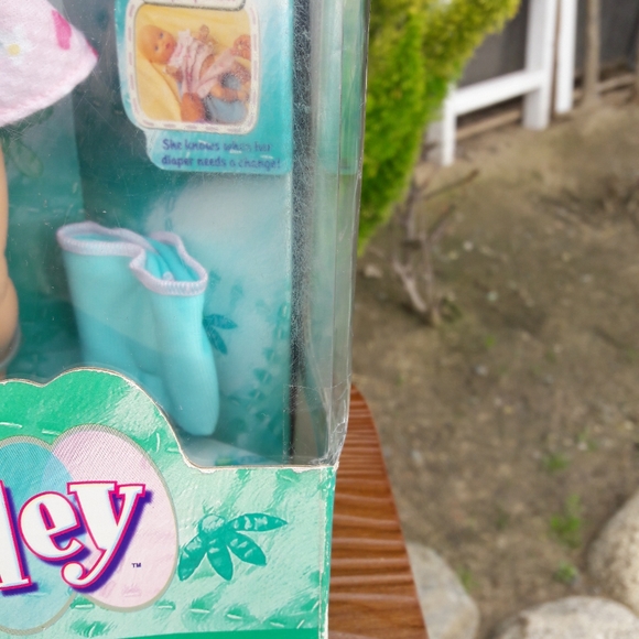 Amazing Ashley Baby Doll w Accessories Talks/Moves Arms Playmates 2001 - Picture 11 of 12